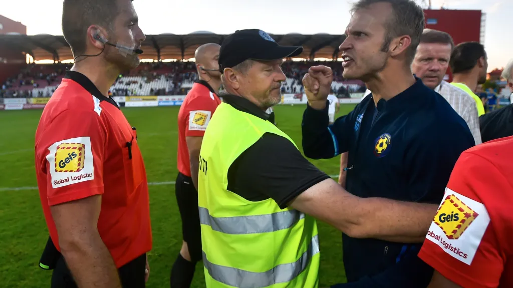 Jihlavský Lukáš Vaculík se pustil do rozhodčího Martina Nenadála