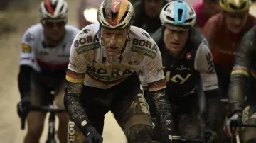 Zdeněk Štybar (v pozadí vlevo)