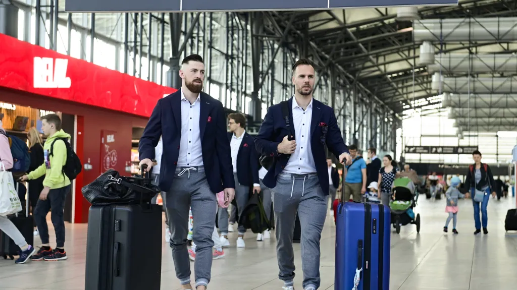 Filip Hronek a David Krejčí při odletu do dějiště mistrovství světa