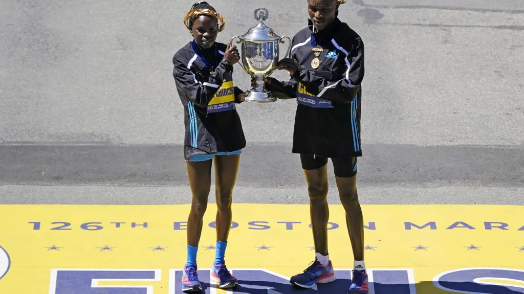 Peres Jepchirchirová a Evans Chebet