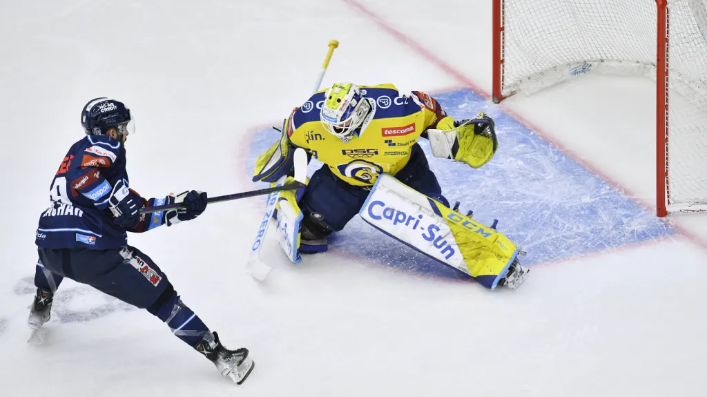 Marek Zachar z Liberce v šanci proti zlínskému Liborovi Kašíkovi