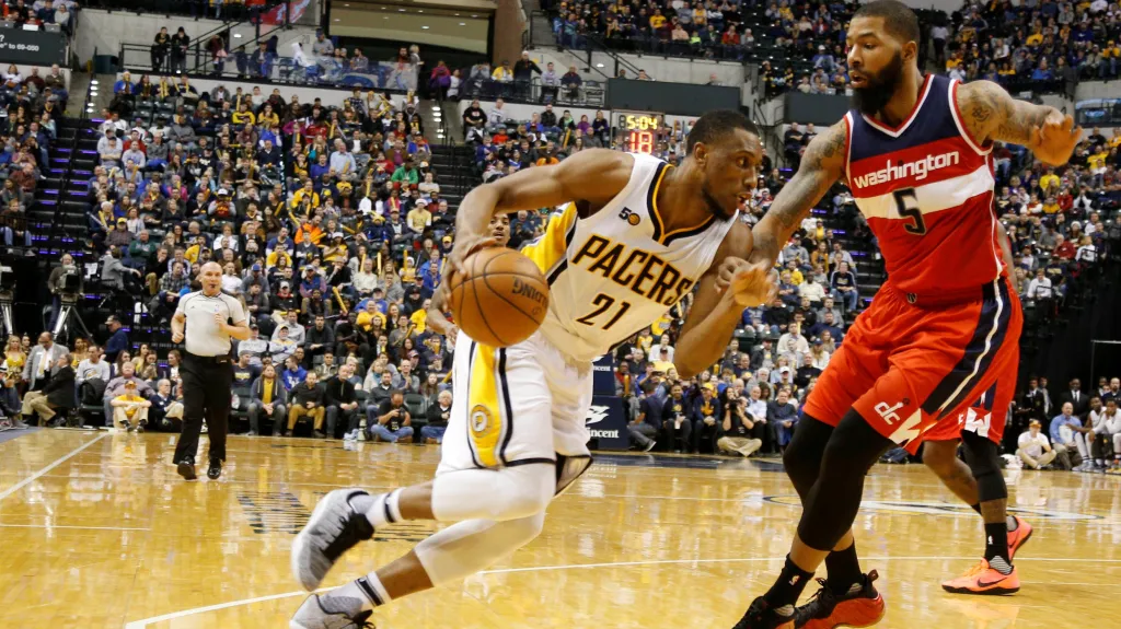 Thaddeus Young z Indiany (vlevo) se snaží projít kolem Markieffa Morrise z Washingtonu