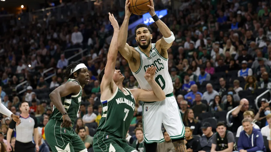 Jayson Tatum v utkání s Milwaukee