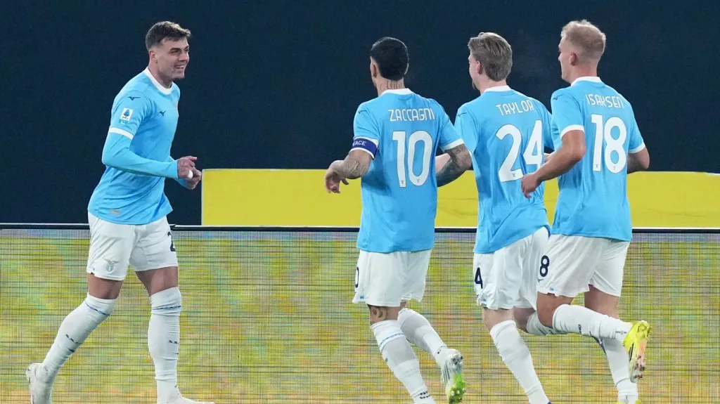 Fotbalisté Lazia oslavují branku proti Sassuolu