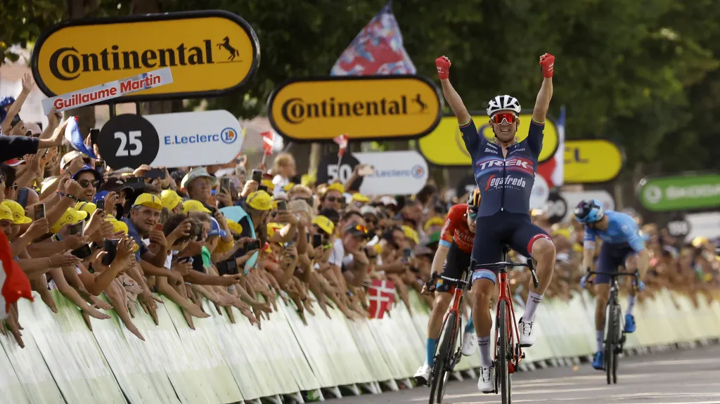 Mads Pedersen se raduje z vítězství v etapě na Tour de France