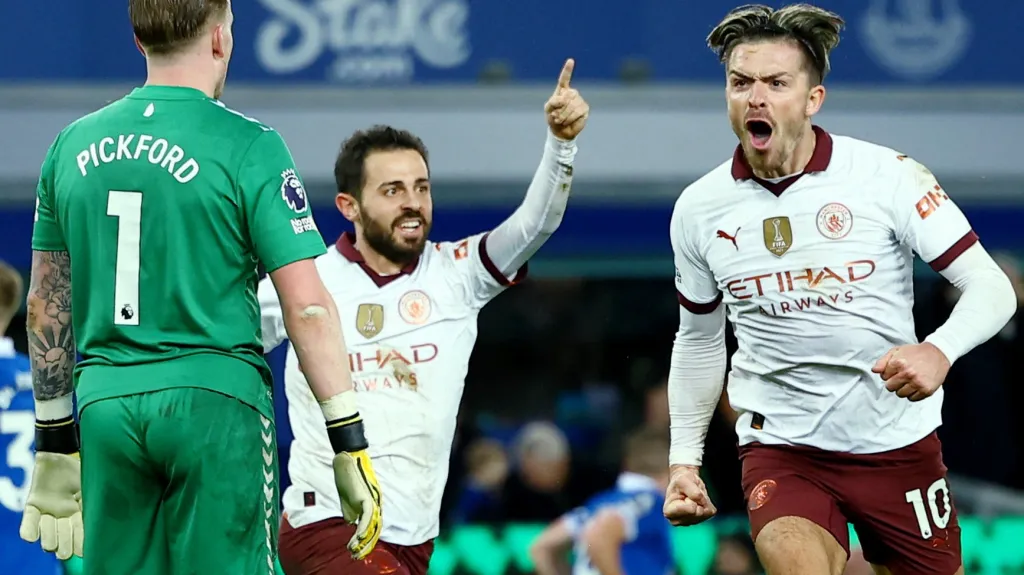 Fotbalisté Manchesteru City se radují z gólu v Premier League
