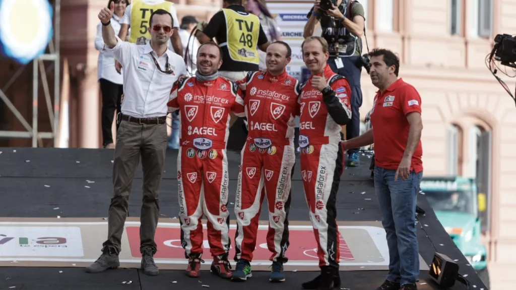 Posádka kamionu MAN vedená Alešem Lopraisem (druhý zleva)