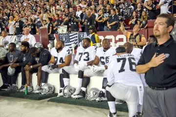 Hráči Oakland Raiders protestují před utkáním NFL