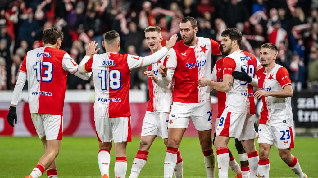 Tomáš Chorý se raduje se svými spoluhráči