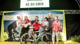 Sváťa Božák v náruči svého týmu po dokončení ultramaratonu Race Around Austria Extreme