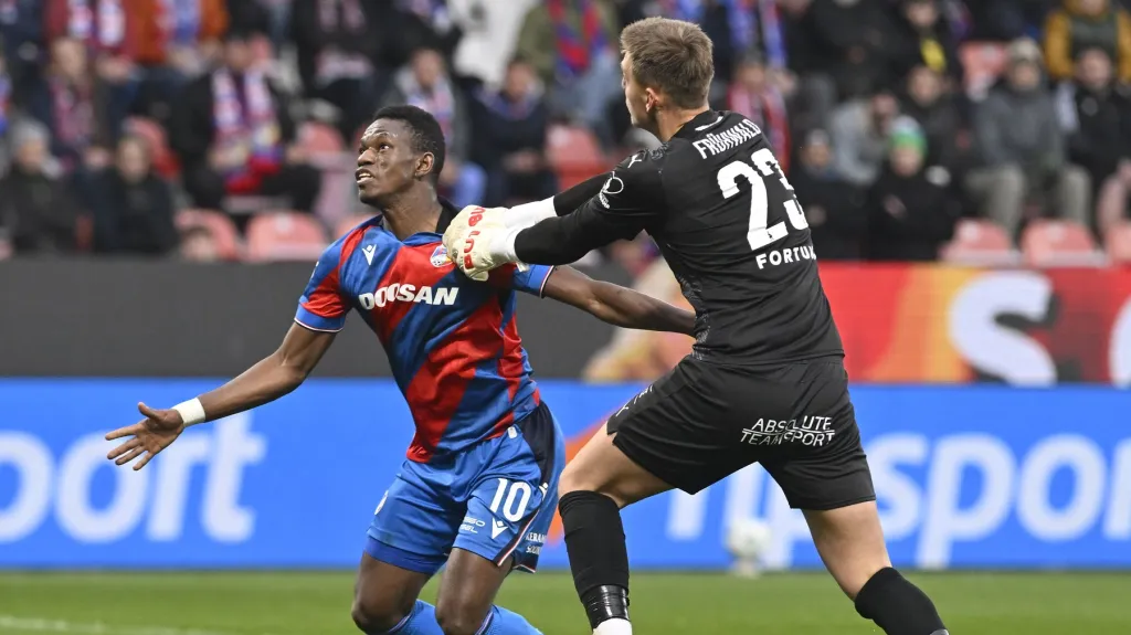 Brankář Tomáš Frühwald z Bohemians fauluje plzeňského Mohameda Toureho