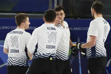 Čeští curleři slaví výhru na olympijských hrách
