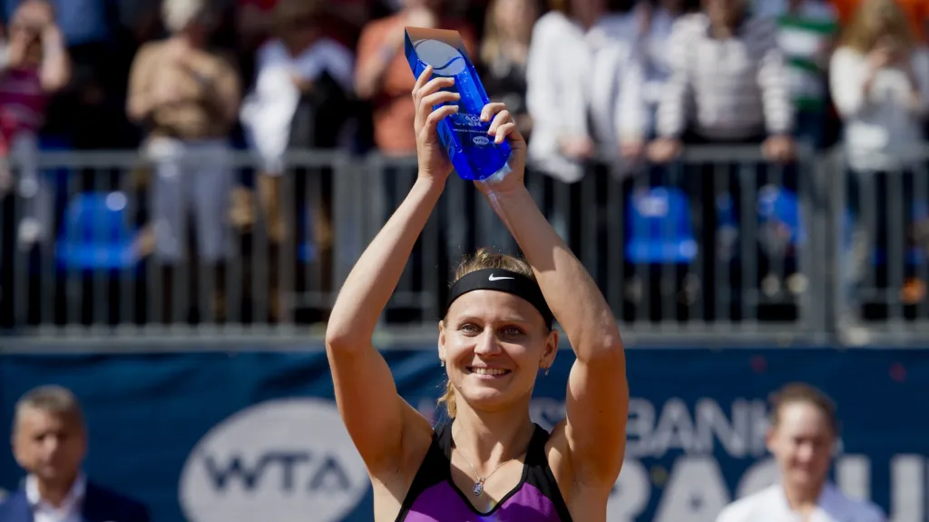 Lucie Šafářová s trofejí pro vítězku Prague Open