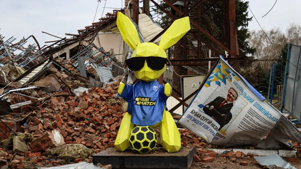 Zničený fotbalový areál v ukrajinském městě Černihiv