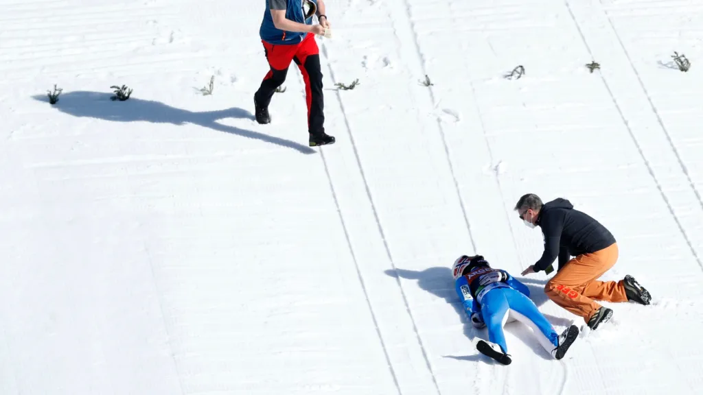 Daniel André Tande je po těžkém pádu na můstku v Planici 