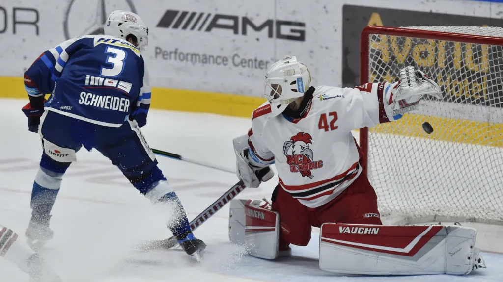 Brněnský Peter Schneider překonává Branislava Konráda z Olomouce