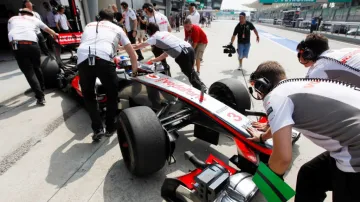 Tým McLaren s monopostem Jensona Buttona