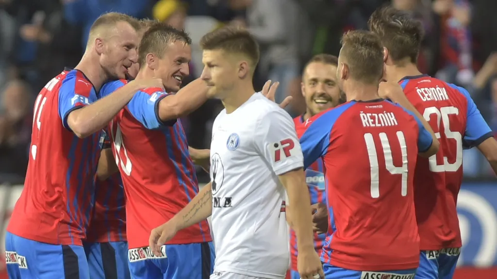 Fotbalisté Plzně se radují z branky proti Olomouci