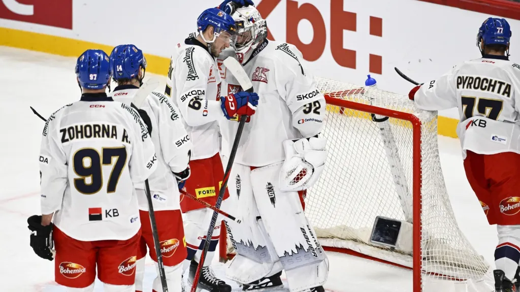 Brankář Josef Kořenář přijímá gratulace po vychytané nule