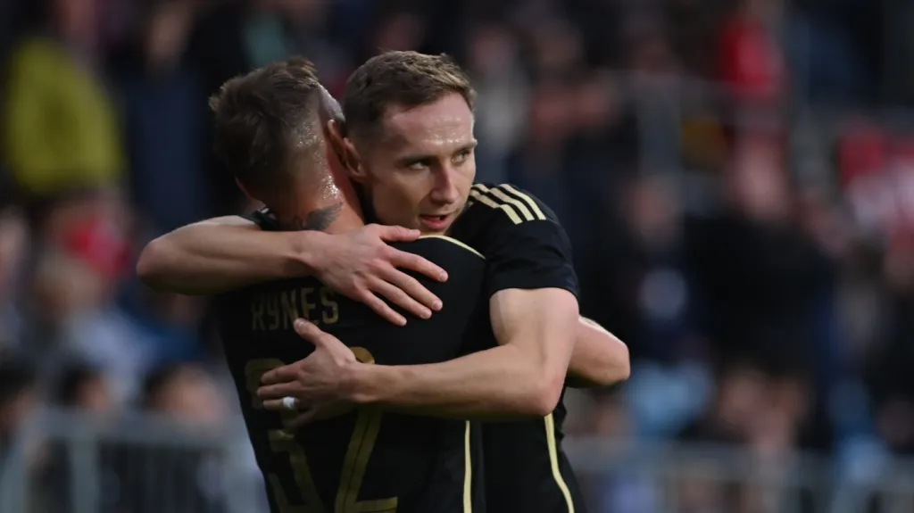 Jan Kuchta slaví gól v opavské síti