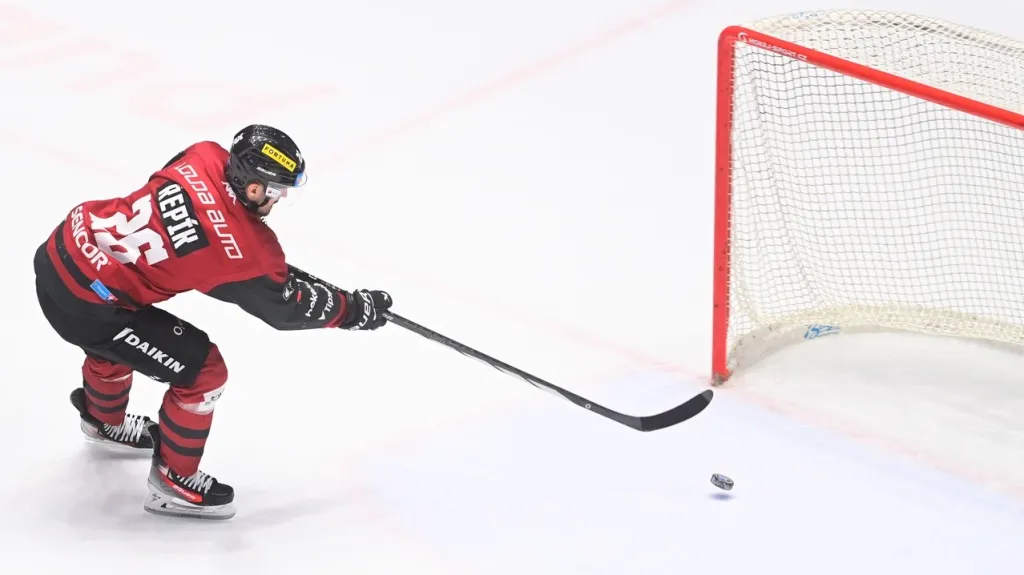 Michal Řepík v utkání s Pardubicemi