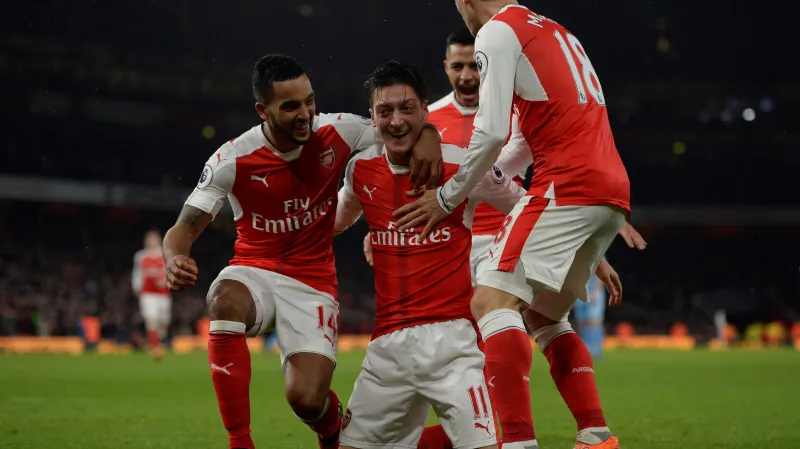 Slavící fotbalisté Arsenalu