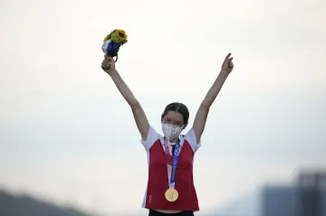 Anna Kiesenhoferová se zlatou medailí ze silničního závodu