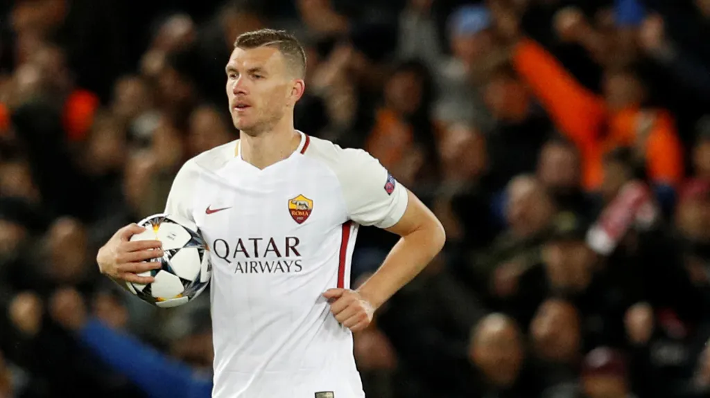 Edin Džeko z AS Řím bere míč po vstřelené brance