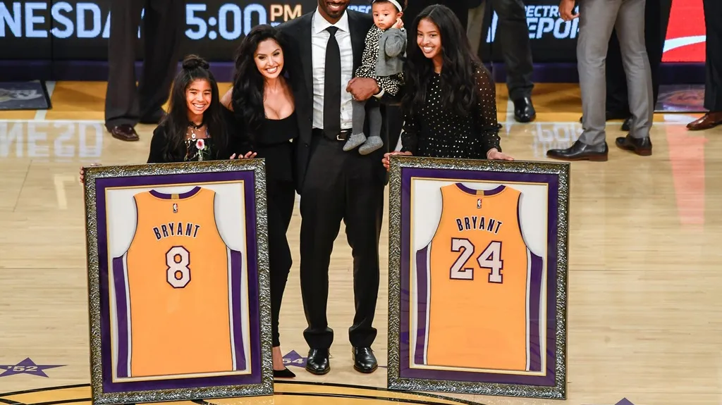 Kobe Bryant s vyřazenými čísly Lakers