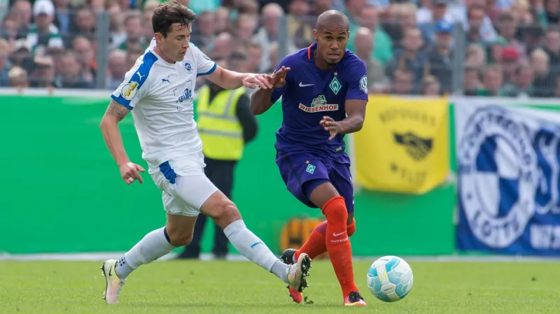 Theodor Gebre Selassie (vpravo) v dresu Werderu Brémy