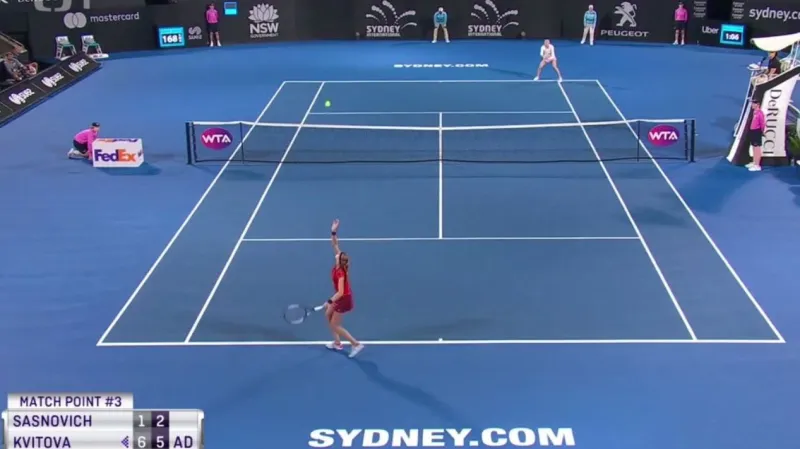 Kvitová po pětihodinovém čekání smetla Sasnovičovou a zahraje si o titul