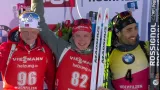 Vyhlášení vítězů po sprinterském závodě biatlonistů