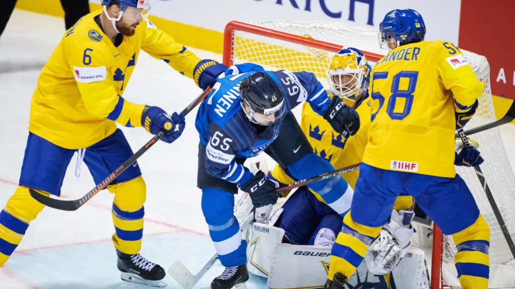 Sakari Manninen z Finska v obklíčení Švédů