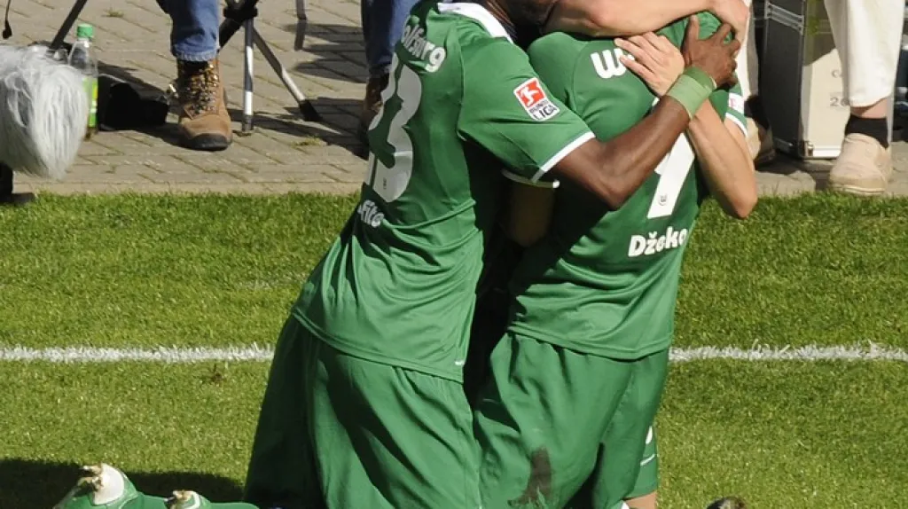 Hráči Wolfsburgu se radují po vstřelení gólu