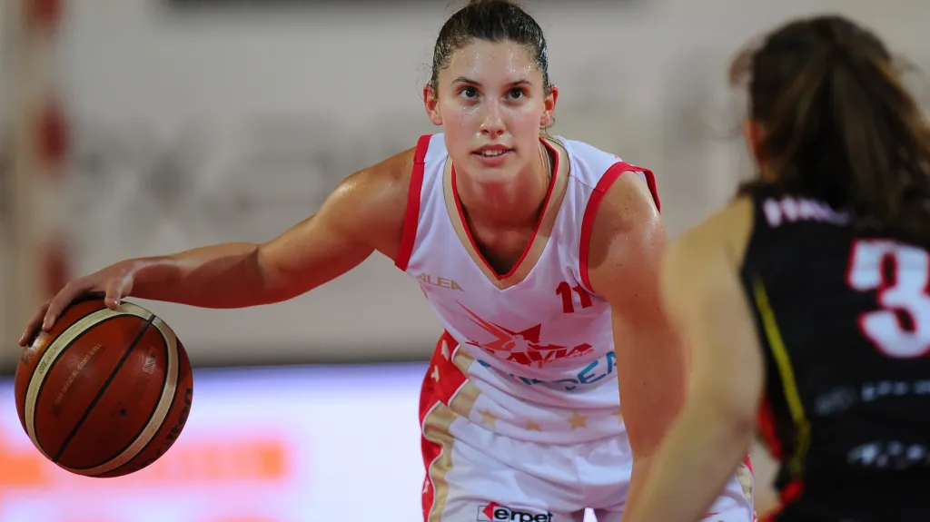 Basketbalistka Slavie Michaela Vondráčková