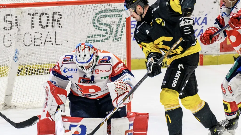 Litvínovský Nicolas Hlava před pardubickým brankářem Romanem Willem