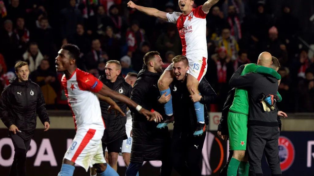 Fotbalisté Slavie se radují z postupu přes Sevillu v Evropské lize