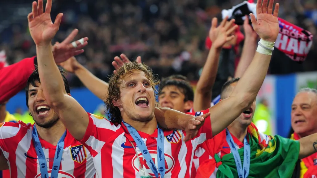 Diego Forlán slaví zisk trofeje Evropské ligy