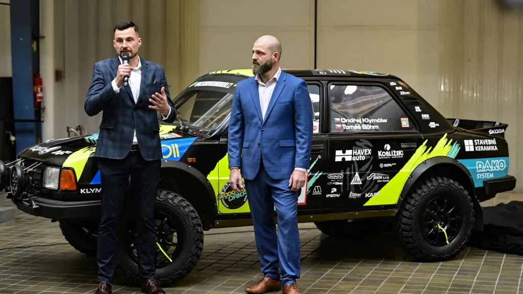 Pilot Ondřej Klymčiw (vlevo) a navigátor Tomáš Böhm přes svým vozem Škoda pro Rallye Dakar