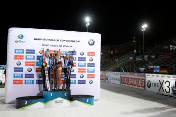 Markéta Davidová na stupních vítězek po sprintu v roce 2020