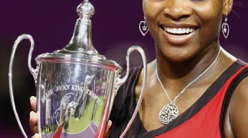 Serena Williamsová s pohárem pro vítězku turnaje mistryň