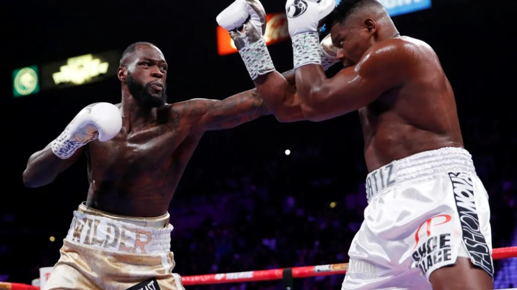 Deontay Wilder (vlevo) v utkání proti Luisi Ortizovi