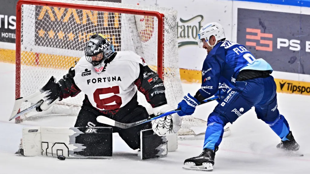 Jakub Flek z Komety dotírá na brankáře Sparty Jakuba Kováře