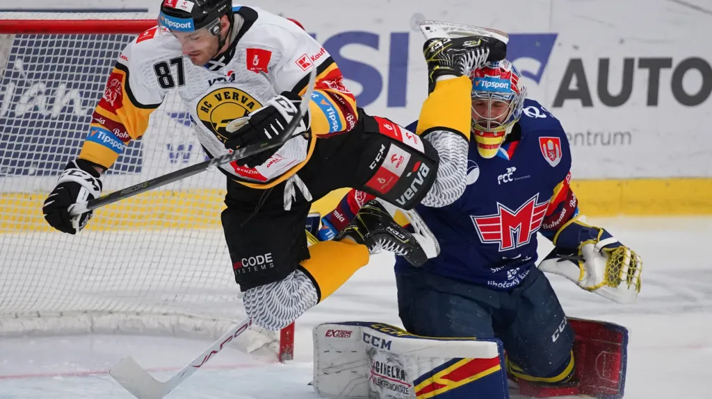 Litvínovský útočník Lukáš Žejdl padá v utkání proti Českým Budějovicím