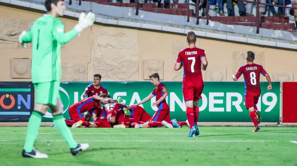 Čeští reprezentanti do 19 se radují z gólu v síti Gruzie
