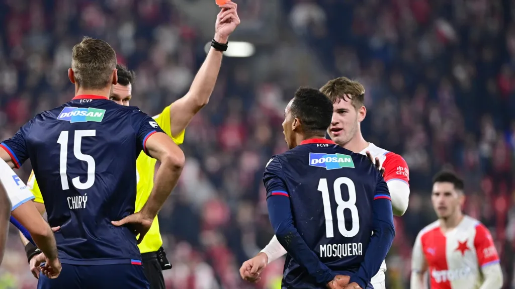 Jhon Mosquera inkasuje červenou kartu