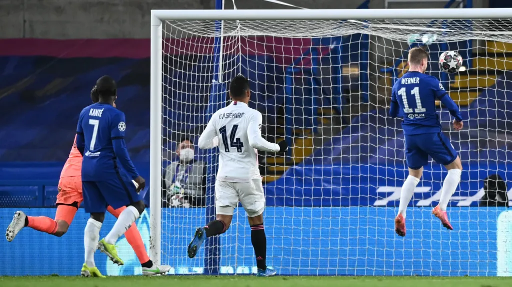 Timo Werner z Chelsea (vpravo) střílí gól v semifinále LM
