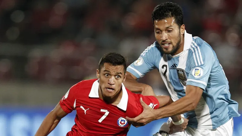 Alexis Sanchez bojuje v dresu Chile