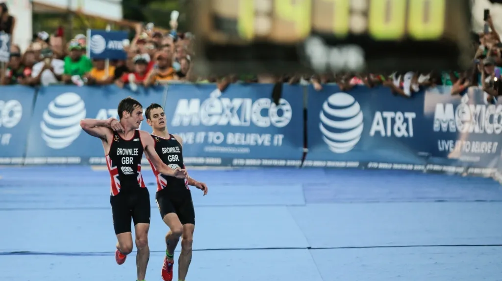 Alistair dovádí do cíle bratra Jonathana