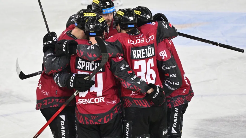 Krejčík se raduje se spoluhráči po gólu, po zápase se ale radovala Plzeň